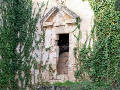 Al centro della parete si stacca come edificio aggettante la piccola chiesa di Sant�Oronzo, che d� anche il nome al rione in cui ci troviamo